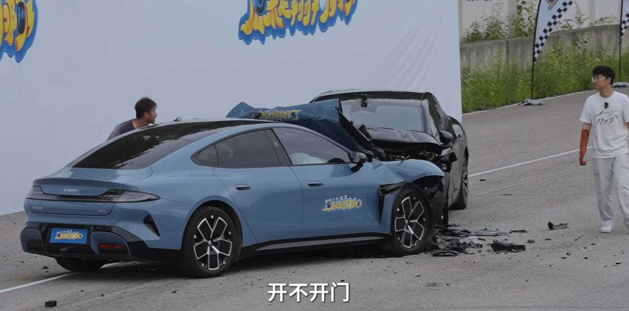 《小米SU7 vs 极氪007:碰撞实测》视频截图