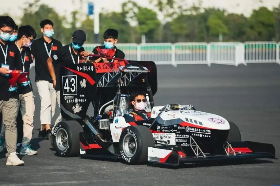 成为赛⻋⼯程师的第⼀课！3DE⿊科技+热⾎FSAE=你的职场加速器