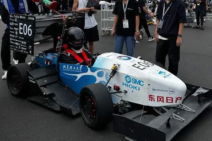 成为赛⻋⼯程师的第⼀课！3DE⿊科技+热⾎FSAE=你的职场加速器