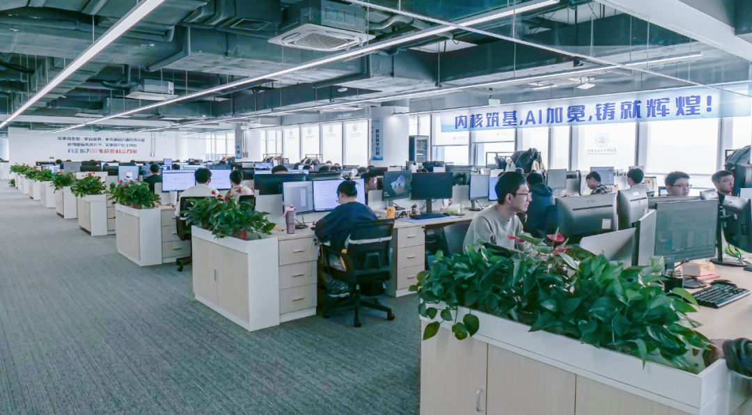《大众日报》报道:山东服务业发展一线直击丨智慧大脑一“件”兼容,企业设计成本降六成